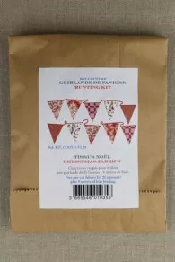 Präsentation der Sajou Nähpackung Wimpelkette in rötlichen Farben