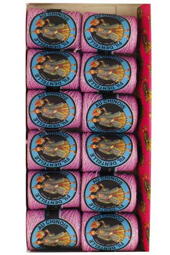 Klöppelgarn mit Lurexfaden in Kokonform Caudry Fil Au Chinois in 12er Box Farbe Flieder im Sajou Onlineshop Klöppelgarn mit Lurexfaden in Kokonform Caudry Fil Au Chinois in 12er Box Farbe Flieder im Sajou Onlineshop