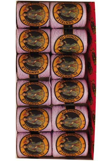 Klöppelgarn mit Lurexfaden in Kokonform Caudry Fil Au Chinois in 12er Box Farbe Hellflieder im Sajou Onlineshop Klöppelgarn mit Lurexfaden in Kokonform Caudry Fil Au Chinois in 12er Box Farbe Hellflieder im Sajou Onlineshop