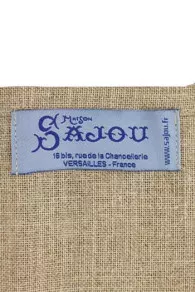 Détail de l'étiquette Sajou bleue à l'intérieur de la pochette de serviette en lin naturel