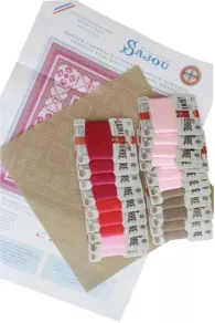 Inhalt der Sajou Gobelin-Packung Kissen Fliese Mirabel mit geometrischem Muster in Rosa und Weiß
