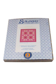 Präsentation der Sajou Gobelin-Packung Kissen Fliese Mirabel mit geometrischem Muster in Rosa und Weiß