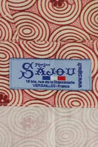 Etiquette Sajou bleue sur le tablier japonais coordonné 1 toile de Jouy bordeaux 