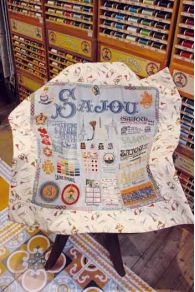 Broderie Histoire de la Maison Sajou vendue brodée et montée avec notre tissu Ciseaux à broder 