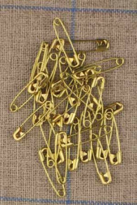 Die goldfarbenen Miniatur-Sicherheitnadeln aus dem Sajou-Döschen mit blauem Jouy-Motiv