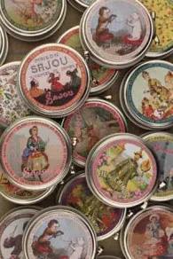 Sämtliche Sajou-Metalldöschen mit Kurzwarenartikeln