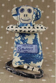 Ein Sajou-Äffchen aus dem Sajou-Stoff Plaisirs de la campagne blau - Hauptmotiv 