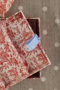 Sajou leeres Nähkästchen Toile de Jouy Rot: Nahansicht des beweglichen Fachs 