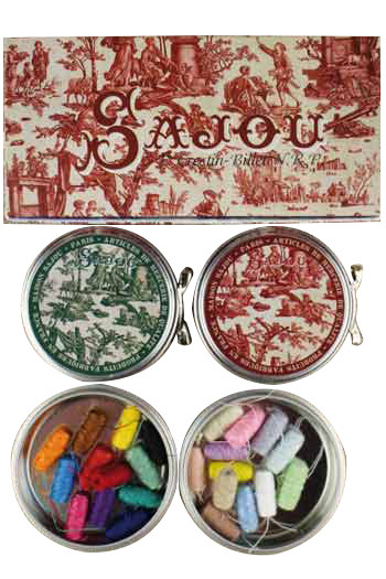 Sajou-Geschenkbox Toile de Jouy mit Polyester-Kokons in Metalldöschen Sajou-Geschenkbox Toile de Jouy mit Polyester-Kokons in Metalldöschen