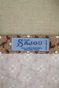 Etiquette Sajou bleue cousue à l'intérieur du sac toile de Jouy marron