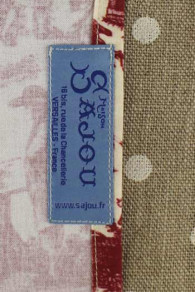 Blaues Sajou-Etikett auf einer Seite der Schürze Toile de Jouy in Bordeaux