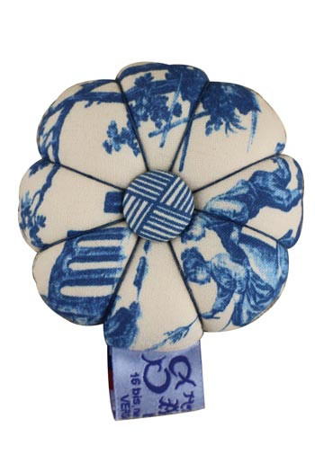 Oberseite des Sajou-Nadelkissens aus Toile de Jouy in Blau Oberseite des Sajou-Nadelkissens aus Toile de Jouy in Blau