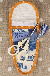 Sajou Scherenetui Größe M Toile de Jouy Blau mit Stickschere in Elfenbein-Optik