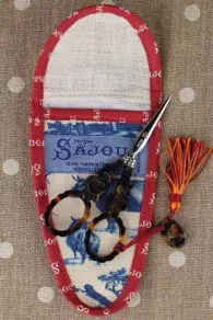 Étui Sajou pour ciseaux taille M Toile de Jouy bleue et ciseaux broderie écaille