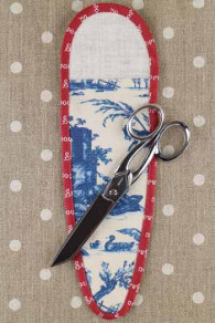 Étui Sajou pour ciseaux taille XL Toile de Jouy bleue et ciseaux couturière 17 cm